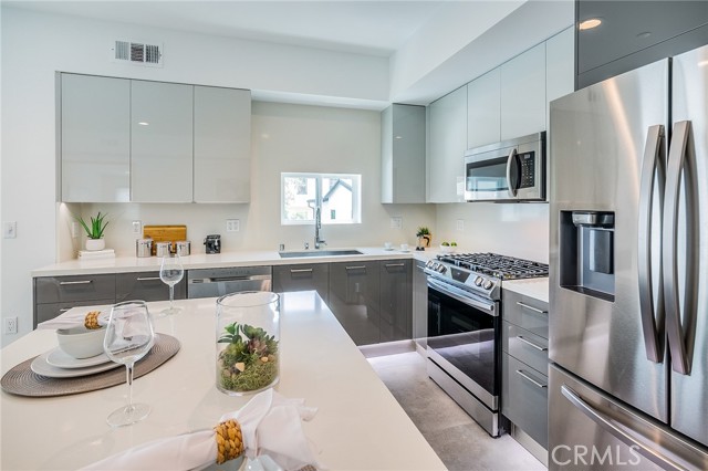 Detail Gallery Image 4 of 19 For 214 Westmoreland #6,  Los Angeles,  CA 90004 - 3 Beds | 2 Baths