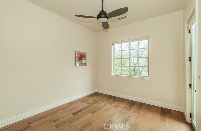 1562 N Empire Lane, Clovis CA: https://media.crmls.org/medias/50c015f5-07f7-4f33-bad0-0dfae78358c9.jpg
