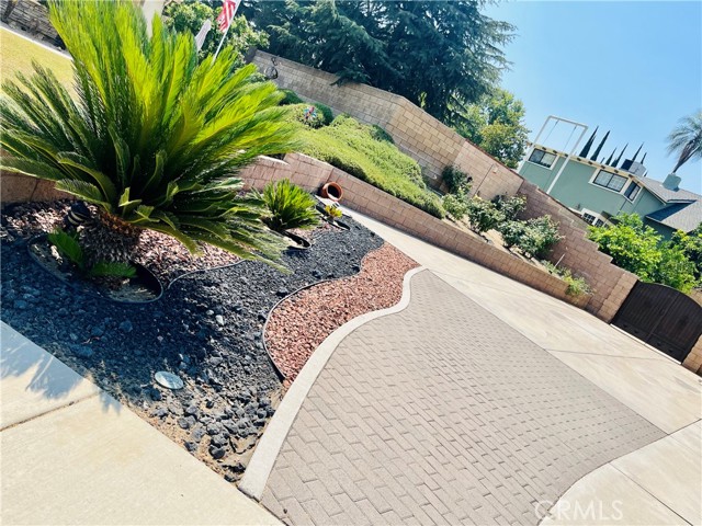 325 Deodar Street, Redlands CA: https://media.crmls.org/medias/50c73371-eda5-4fd7-b0b3-5f3746039549.jpg