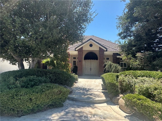 9003 Forest Oaks Court, Bakersfield CA: https://media.crmls.org/medias/50c7547c-d2b3-4bce-bded-b729bf77a1e2.jpg