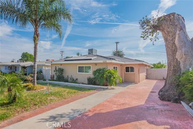 Detail Gallery Image 2 of 25 For 1211 S Merrill, Corona,  CA 92882 - 4 Beds | 3 Baths