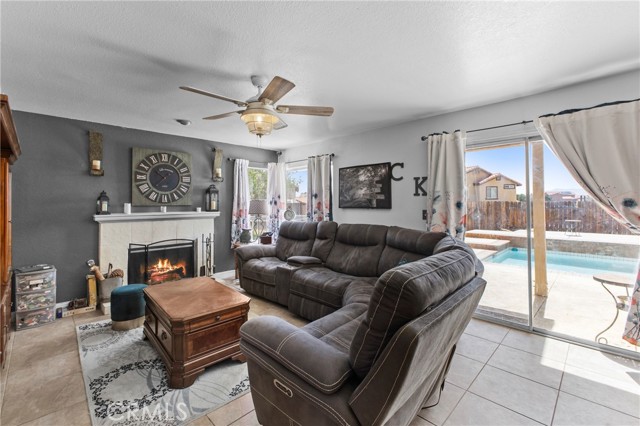 Detail Gallery Image 13 of 33 For 12929 Topaz Cir, Victorville,  CA 92392 - 5 Beds | 3 Baths