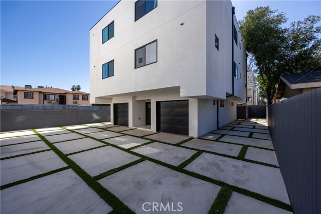 Detail Gallery Image 4 of 33 For 14422 Tiara #1/2,  Van Nuys,  CA 91401 - 5 Beds | 5 Baths