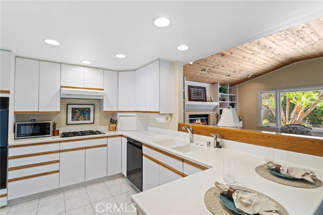 Detail Gallery Image 6 of 23 For 17642 Medford Ave, Tustin,  CA 92780 - 4 Beds | 2 Baths