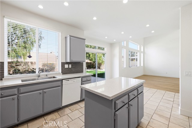 Detail Gallery Image 6 of 60 For 5319 Essex, Palmdale,  CA 93552 - 4 Beds | 3 Baths