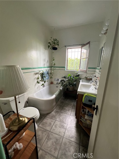 Detail Gallery Image 9 of 24 For 8400 Blackburn, Los Angeles,  CA 90048 - 2 Beds | 2 Baths