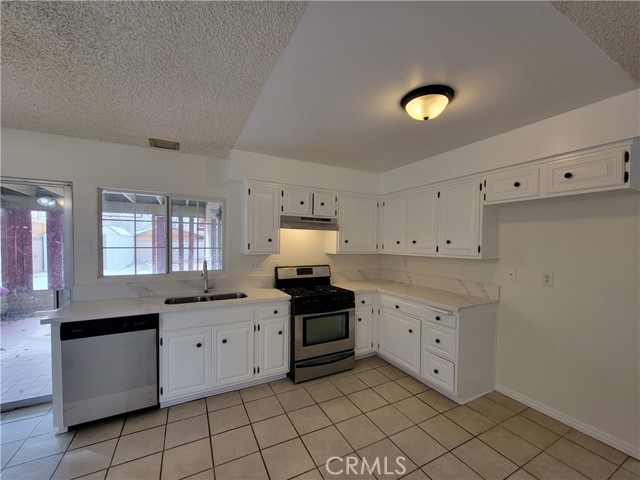 Detail Gallery Image 2 of 16 For 37829 27th St, Palmdale,  CA 93550 - 4 Beds | 2 Baths