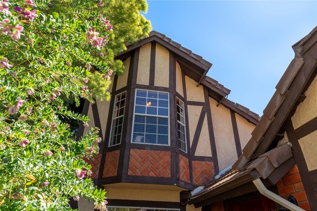 Detail Gallery Image 5 of 56 For 19852 Pandy Ct, Canyon Country,  CA 91351 - 3 Beds | 2/1 Baths