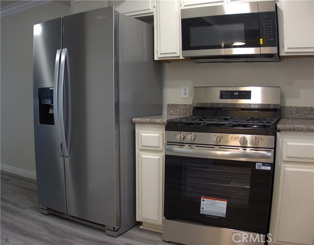 Detail Gallery Image 2 of 24 For 5250 Colodny Dr #12,  Agoura Hills,  CA 91301 - 3 Beds | 3/1 Baths