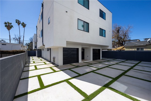 Detail Gallery Image 5 of 33 For 14422 Tiara #1/2,  Van Nuys,  CA 91401 - 5 Beds | 5 Baths