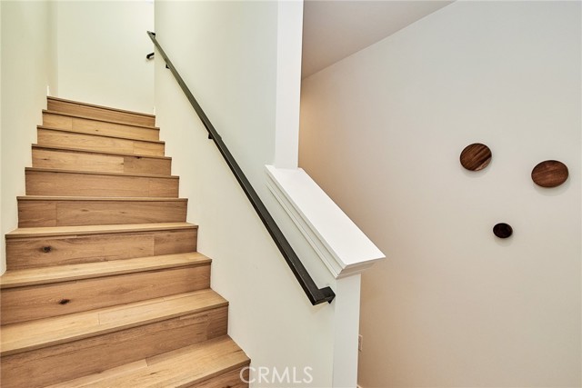 1050 N Joels Place, Los Angeles CA: https://media.crmls.org/medias/50dd2061-8aca-48e6-8567-5ebaac392a7d.jpg
