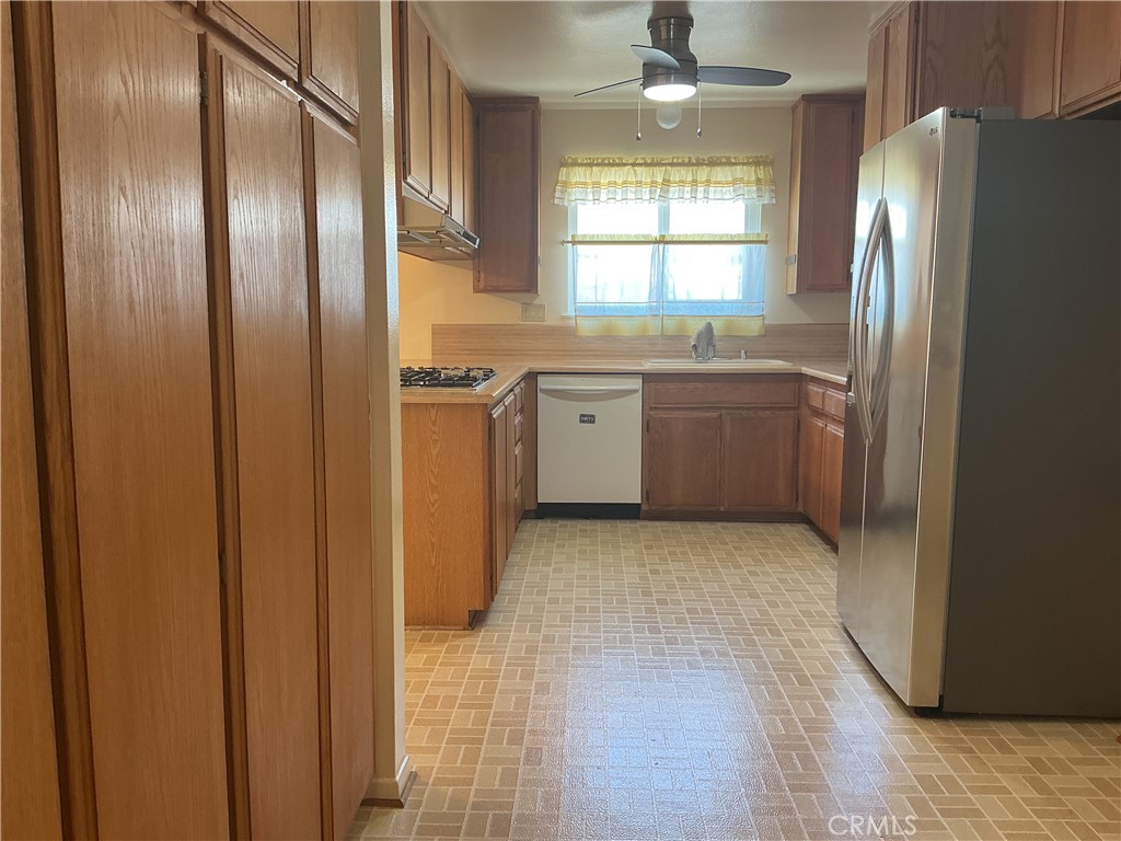 https://media.crmls.org/medias/50e037d5-d49b-49ed-bc60-3e40e5670c88.jpg?preset=X-Large