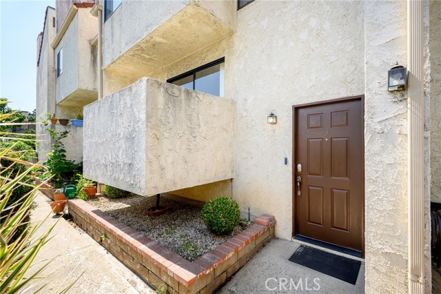 555 West Wilson Avenue, 3 photo 2