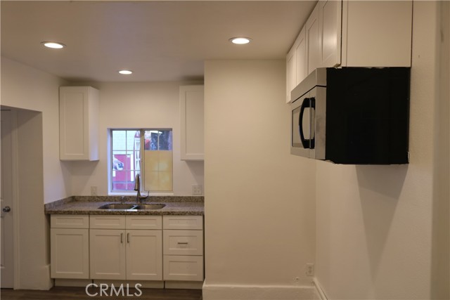 Detail Gallery Image 3 of 8 For 10799 Sherman Grove Ave, Sunland,  CA 91040 - 1 Beds | 1 Baths