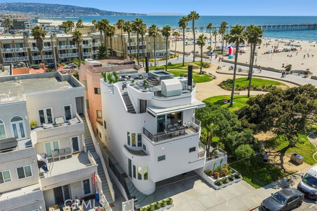 36 15th Street, Hermosa Beach CA: https://media.crmls.org/medias/50e83884-df33-4023-aff8-1e23d43789c9.jpg