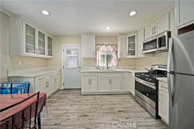 Detail Gallery Image 8 of 27 For 6838 Severn Dr, Paramount,  CA 90723 - 4 Beds | 2 Baths
