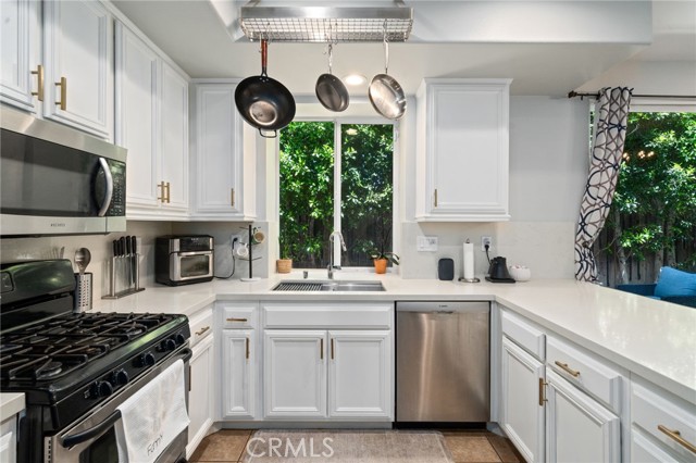 Detail Gallery Image 12 of 35 For 16741 Tim Ln, Van Nuys,  CA 91406 - 4 Beds | 3 Baths