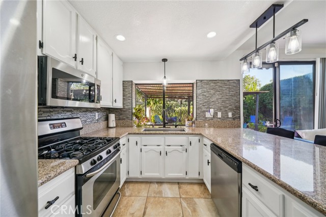 Detail Gallery Image 13 of 46 For 1591 San Fernando Dr, Corona,  CA 92882 - 3 Beds | 2/1 Baths