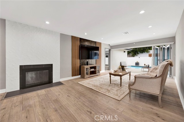 Detail Gallery Image 4 of 13 For 4912 Alonzo Ave, Encino,  CA 91316 - 5 Beds | 3/1 Baths