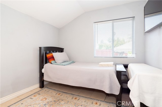6402 Graves Avenue, Van Nuys CA: https://media.crmls.org/medias/50ee2015-290d-4f38-b556-bd830f80519d.jpg