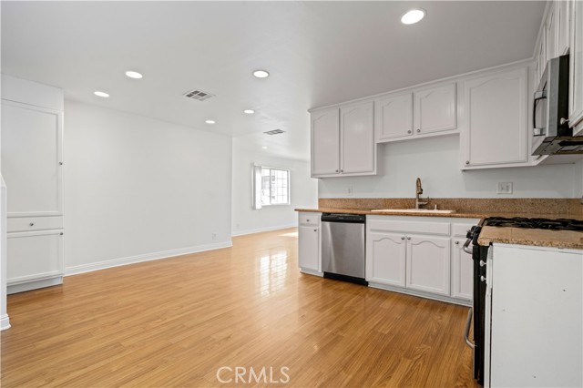 Detail Gallery Image 4 of 36 For 420 Cerritos Ave, Long Beach,  CA 90802 - 3 Beds | 2/1 Baths