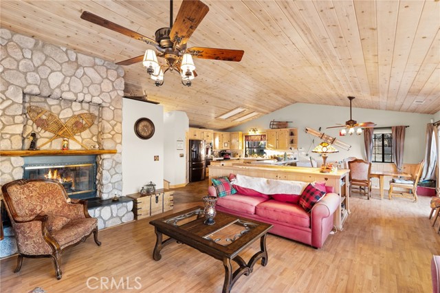 Detail Gallery Image 6 of 31 For 2011 Nob Hill, Running Springs,  CA 92382 - 3 Beds | 2/1 Baths