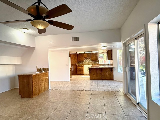 Detail Gallery Image 9 of 23 For 37509 Royal Ct, Palmdale,  CA 93552 - 4 Beds | 3 Baths