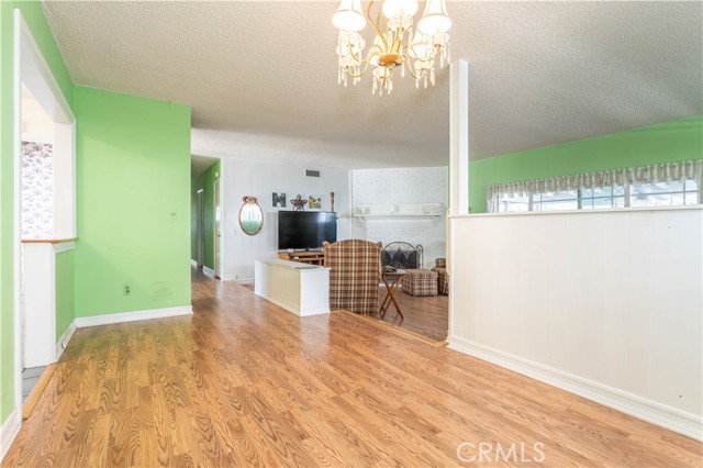 Detail Gallery Image 8 of 34 For 8811 Hayvenhurst Ave, North Hills,  CA 91343 - 4 Beds | 2 Baths