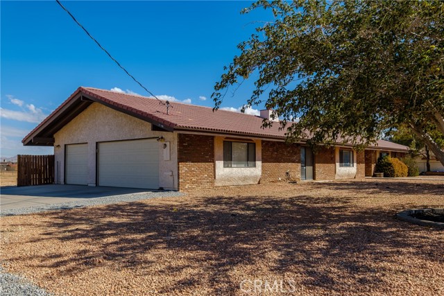 21186 Standing Rock Avenue, Apple Valley CA: https://media.crmls.org/medias/50f60eae-3d3f-4544-9bc3-4b5fdafa309f.jpg