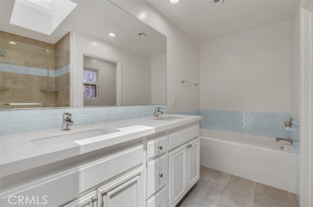 Detail Gallery Image 13 of 18 For 14526 Weddington St #103,  Sherman Oaks,  CA 91411 - 3 Beds | 3 Baths