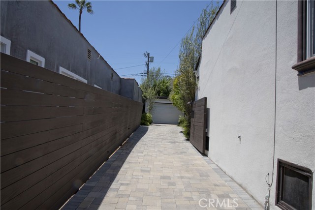 Detail Gallery Image 23 of 24 For 1029 Keniston Ave, Los Angeles,  CA 90019 - 4 Beds | 3 Baths