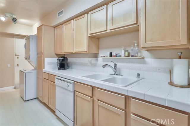 Detail Gallery Image 14 of 45 For 4915 Tyrone Ave #204,  Sherman Oaks,  CA 91423 - 1 Beds | 1 Baths