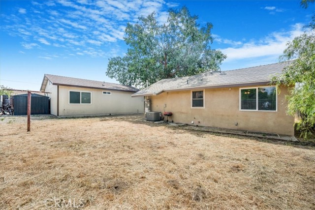 14928 Yucca Avenue, Fontana CA: https://media.crmls.org/medias/50fbcff5-2031-4409-befe-56c0d6e04233.jpg