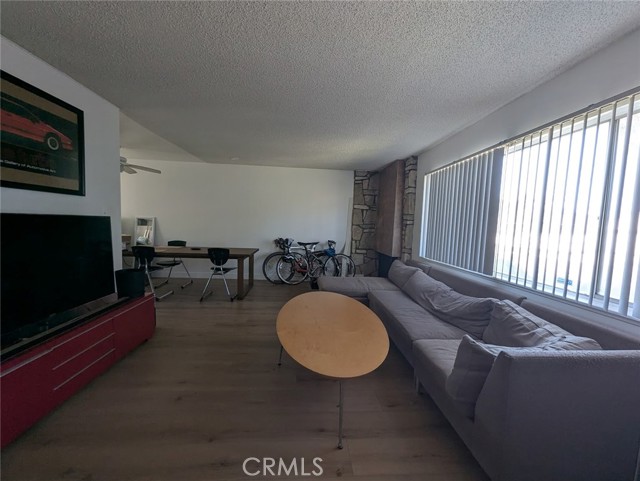 Detail Gallery Image 9 of 13 For 200 W 37th, Long Beach,  CA 90807 - 4 Beds | 4 Baths