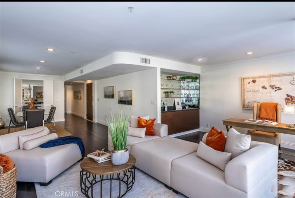 1819 Holmby Avenue #204