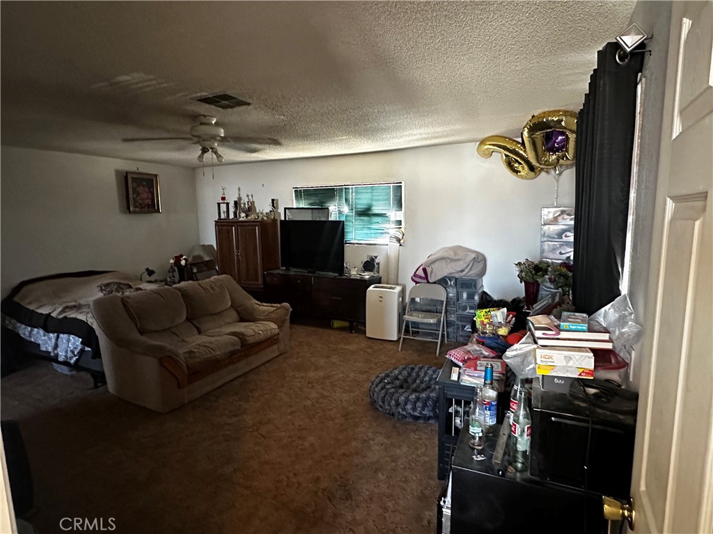 https://media.crmls.org/medias/51015f08-256c-4e8d-8061-4fe76a95aa6c.jpg?preset=X-Large