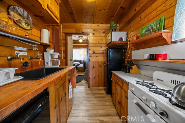 Detail Gallery Image 7 of 20 For 324 Angeles Bld, Big Bear City,  CA 92314 - 2 Beds | 1 Baths