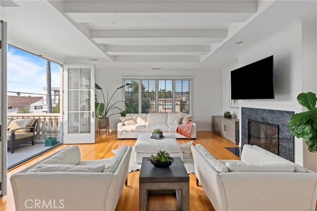 Detail Gallery Image 5 of 18 For 1002 5th St, Hermosa Beach,  CA 90254 - 5 Beds | 4/1 Baths