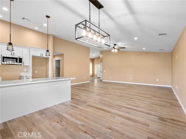 13835 Burning Tree Drive, Victorville CA: https://media.crmls.org/medias/5106de73-f415-43cc-b9f6-553628da984d.jpg