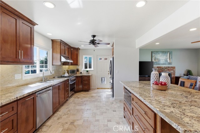 Detail Gallery Image 12 of 39 For 17441 Jefferson Ln, Huntington Beach,  CA 92647 - 3 Beds | 2 Baths