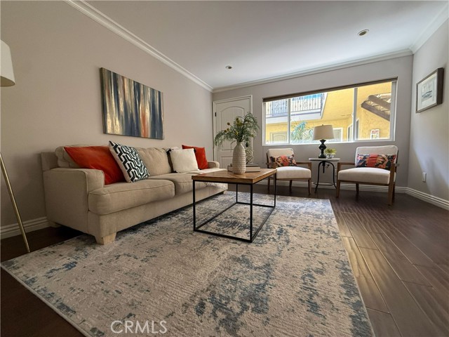 Detail Gallery Image 4 of 14 For 645 Temple #5,  Long Beach,  CA 90814 - 2 Beds | 2 Baths