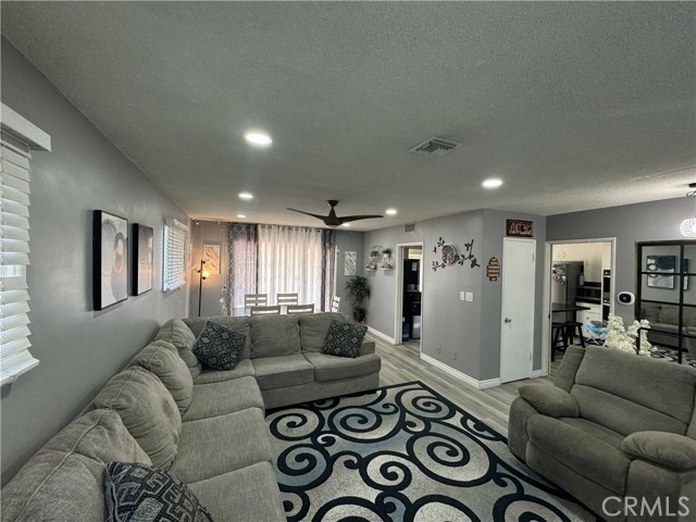 Detail Gallery Image 4 of 22 For 20932 Blythe St, Canoga Park,  CA 91304 - 3 Beds | 2 Baths