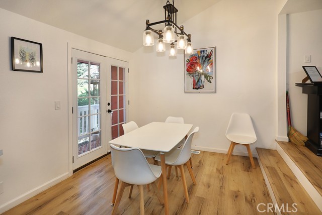 531 W Victoria Court, Lake Arrowhead CA: https://media.crmls.org/medias/510e0e14-6e57-4ea0-abda-8cd2751237e6.jpg
