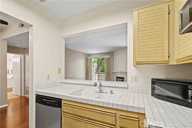 Detail Gallery Image 9 of 39 For 24123 Del Monte Dr #105,  Valencia,  CA 91355 - 1 Beds | 1 Baths