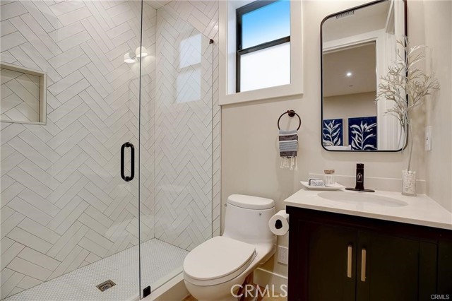 Detail Gallery Image 34 of 42 For 133 13th St, Seal Beach,  CA 90740 - 4 Beds | 4/1 Baths