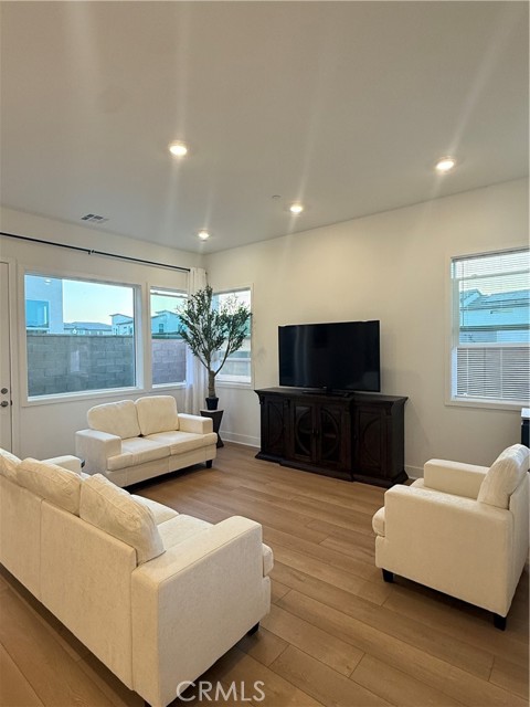 Detail Gallery Image 3 of 9 For 422 Clipper, Irvine,  CA 92618 - 5 Beds | 4/2 Baths