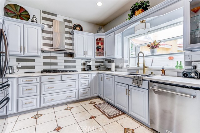 Detail Gallery Image 8 of 34 For 5316 W 135th, Hawthorne,  CA 90250 - 4 Beds | 3 Baths