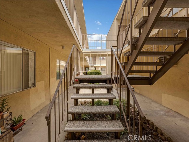 7049 Vassar Avenue, Canoga Park CA: https://media.crmls.org/medias/511645be-6306-441a-8a1f-7b90412da6a9.jpg