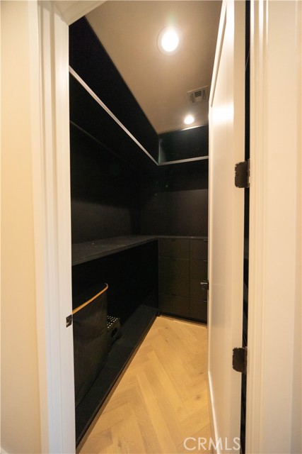 Detail Gallery Image 60 of 74 For 17437 Oak Creek Ct, Encino,  CA 91316 - 5 Beds | 5/1 Baths