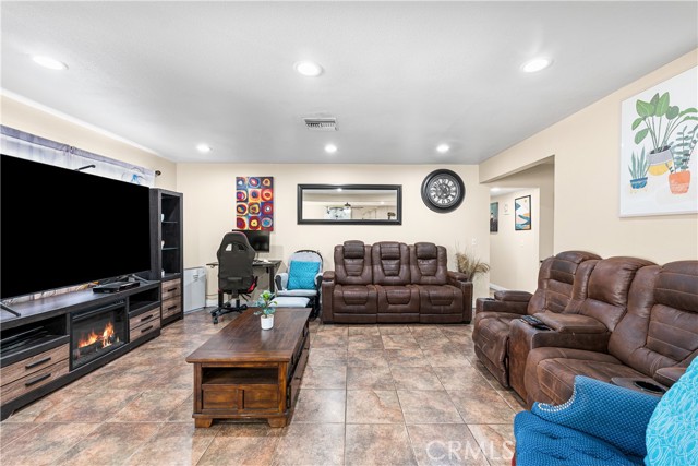 Detail Gallery Image 8 of 34 For 45228 Lorimer, Lancaster,  CA 93534 - 4 Beds | 2 Baths